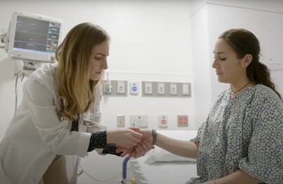 Кодирование Аквилонг в Губахе Врач держит пациентку за руку