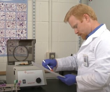 Клиника лечения наркозависимости в Губахе Врач в кабинете клиники